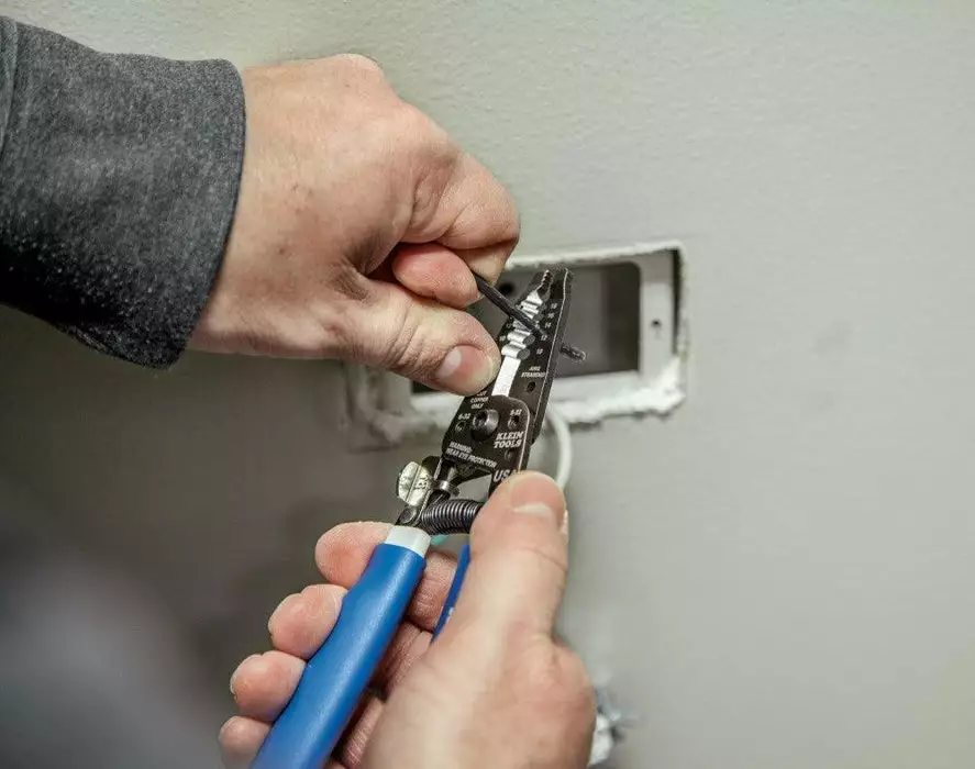 Klein Tools Combination Cable And Wire Stripping Tool, Model 11054 - Image 5