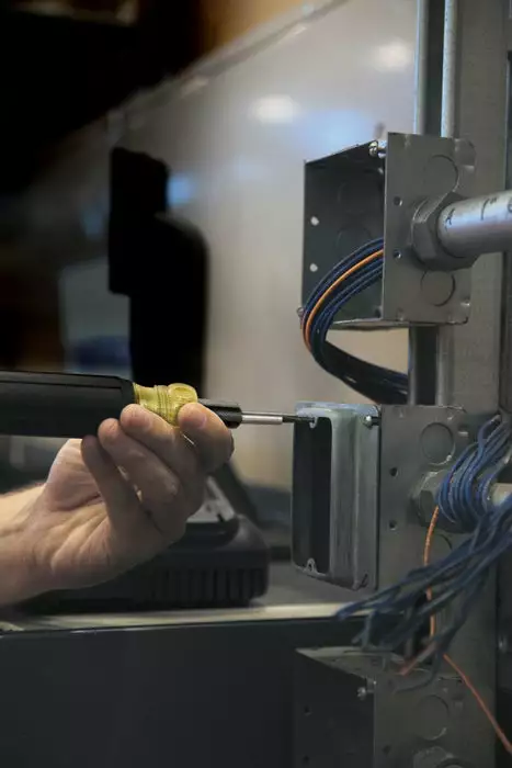 Klein Tools 6-in-1 Tapping Tool, Cushion Grip, Model 626 - Image 3