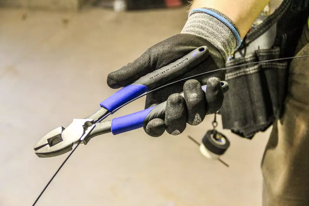 IDEAL Linesman Pliers 9-1/2" With New England Nose, Model 30-3430* - Image 3