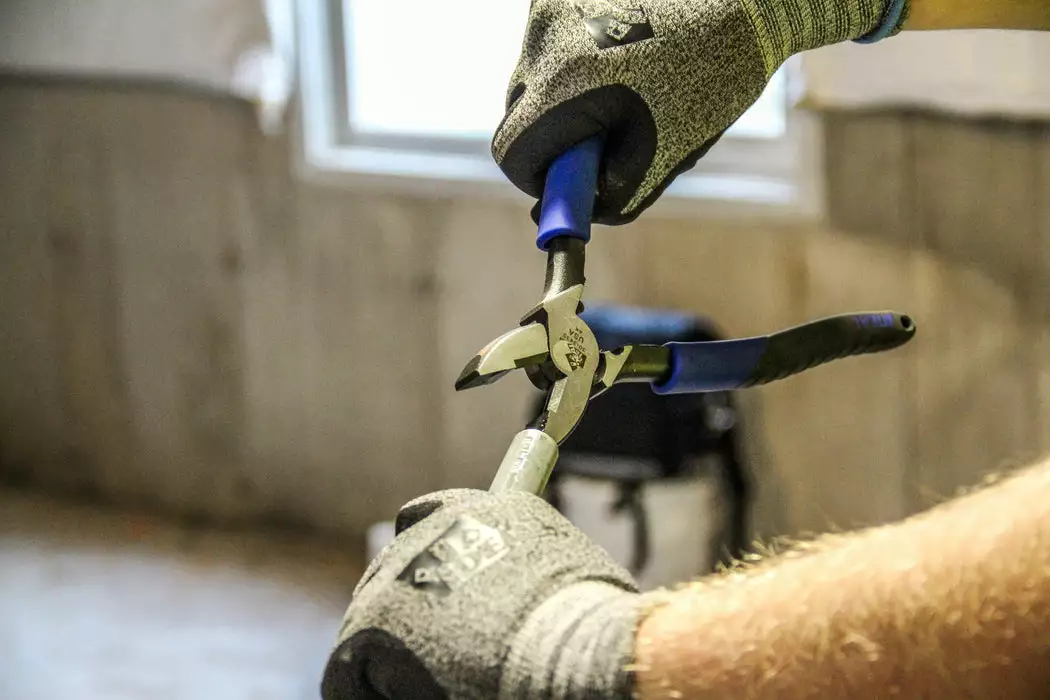 IDEAL Linesman Pliers 9-1/2" With New England Nose, Model 30-3430* - Image 2